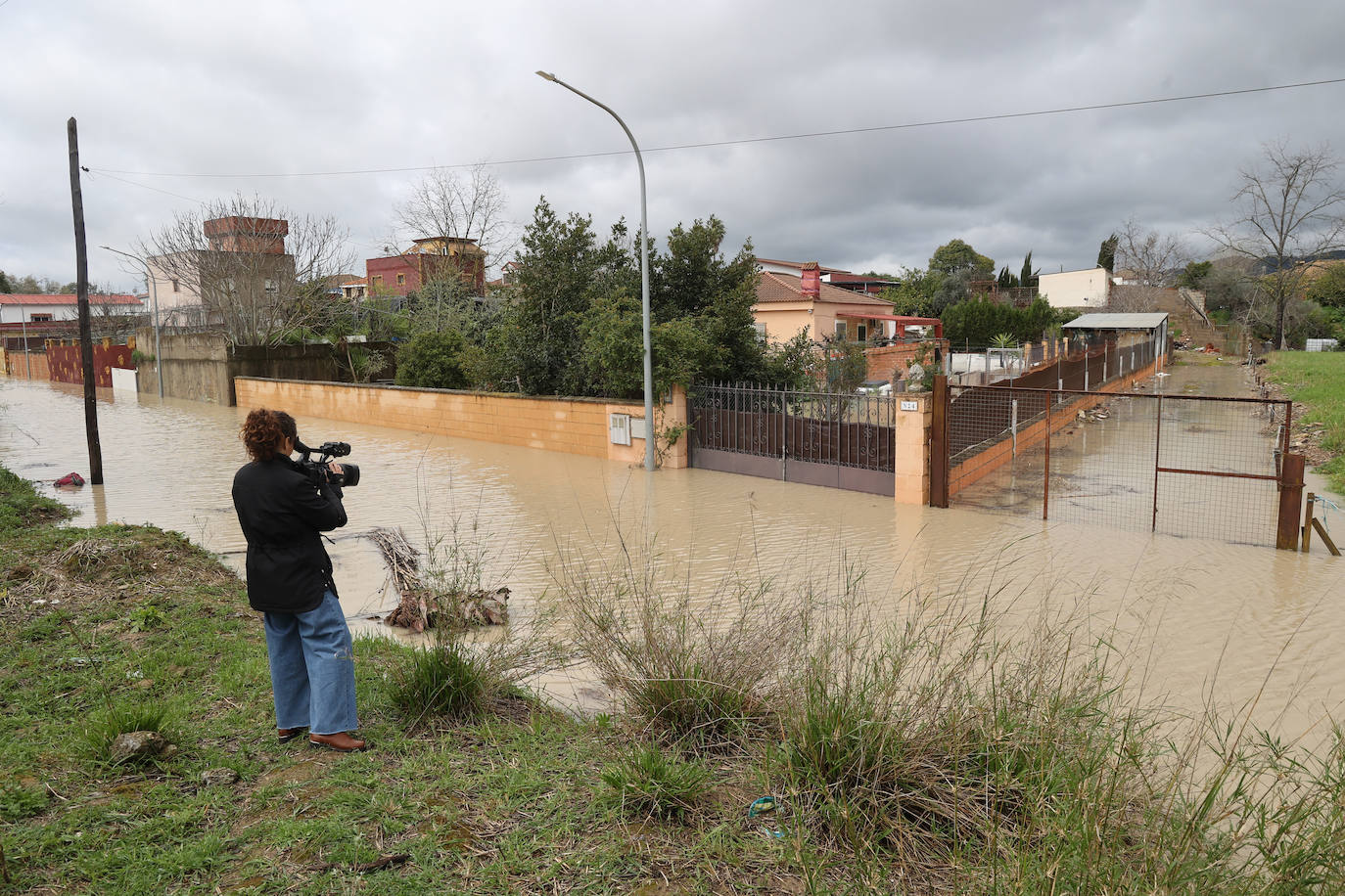 El desolador aspecto de las viviendas anegadas junto al río en Córdoba, en imágenes