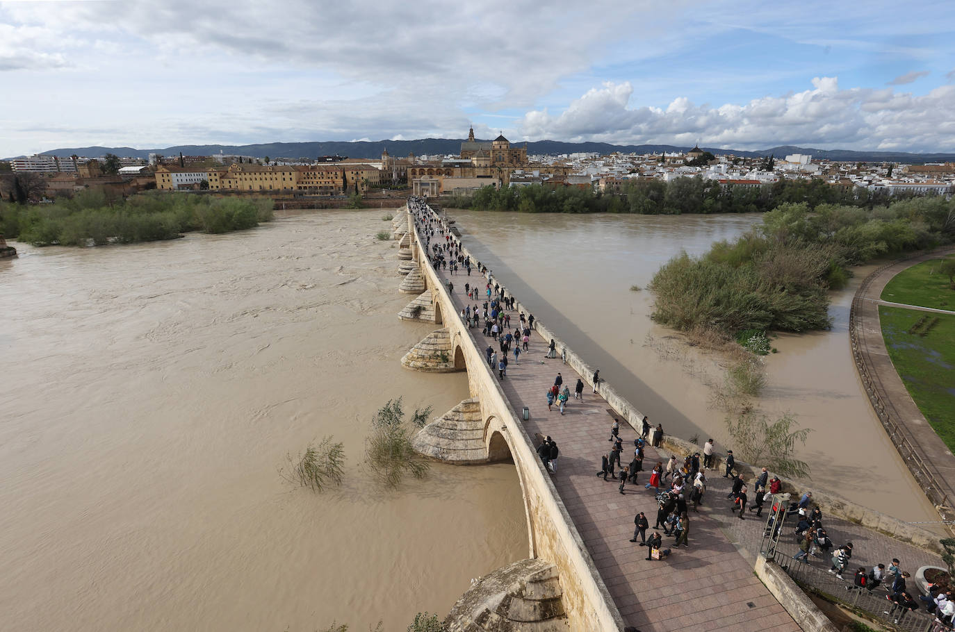 El impactante aspecto del río Guadalquivir a su paso por Córdoba
