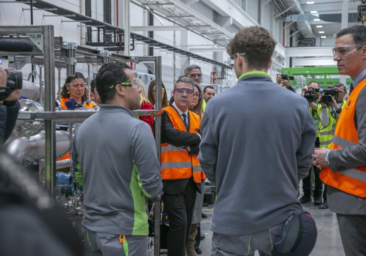 Sánchez y Page hoy en la visita a la fábrica de Accelera by Cummins en Guadalajara