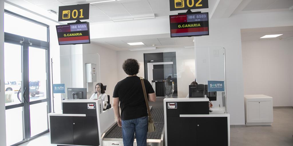 El viento obliga a cancelar cuatro vuelos y desviar diez en varios aeropuertos de Canarias