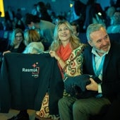 Imagen - La prueba de la integración de AWS en Aragón ha sido el  reparto de sudaderas con la palabra propia del lenguaje hablado en la comunidad sin la cual no se entiende la esencia de esta tierra: rasmia