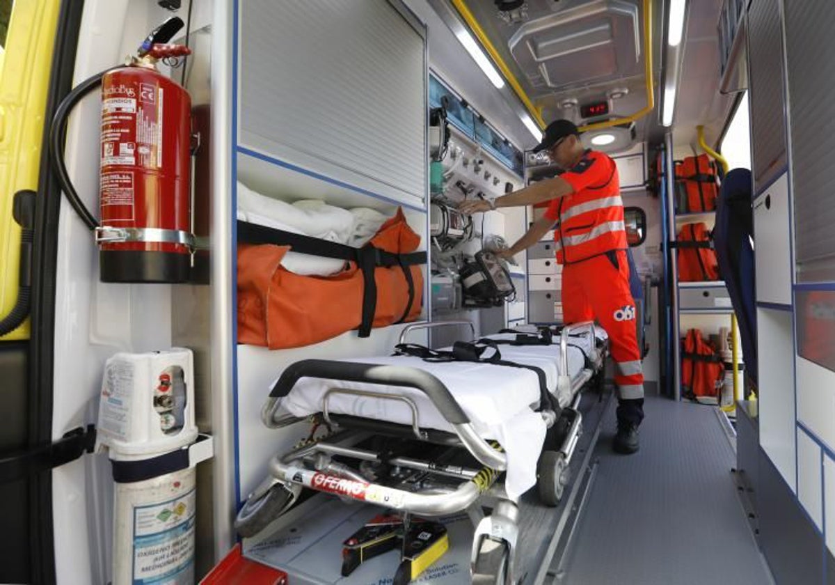 Interior de una ambulancia en una imagen de archivo