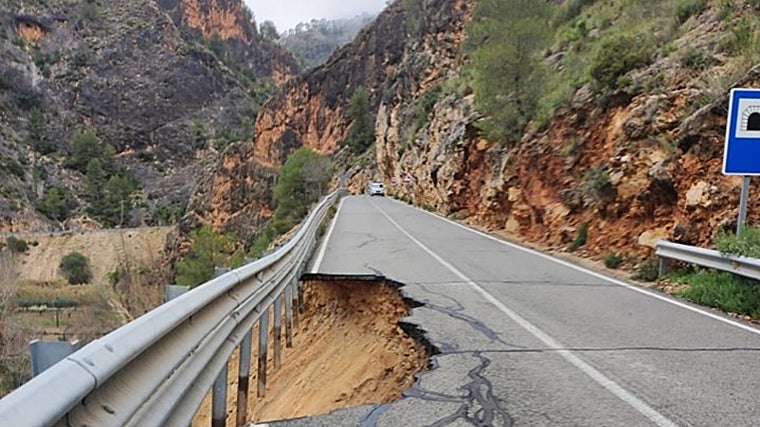 Carretera CM-3203 cortada en ambos sentidos en Aýna (Albacete)