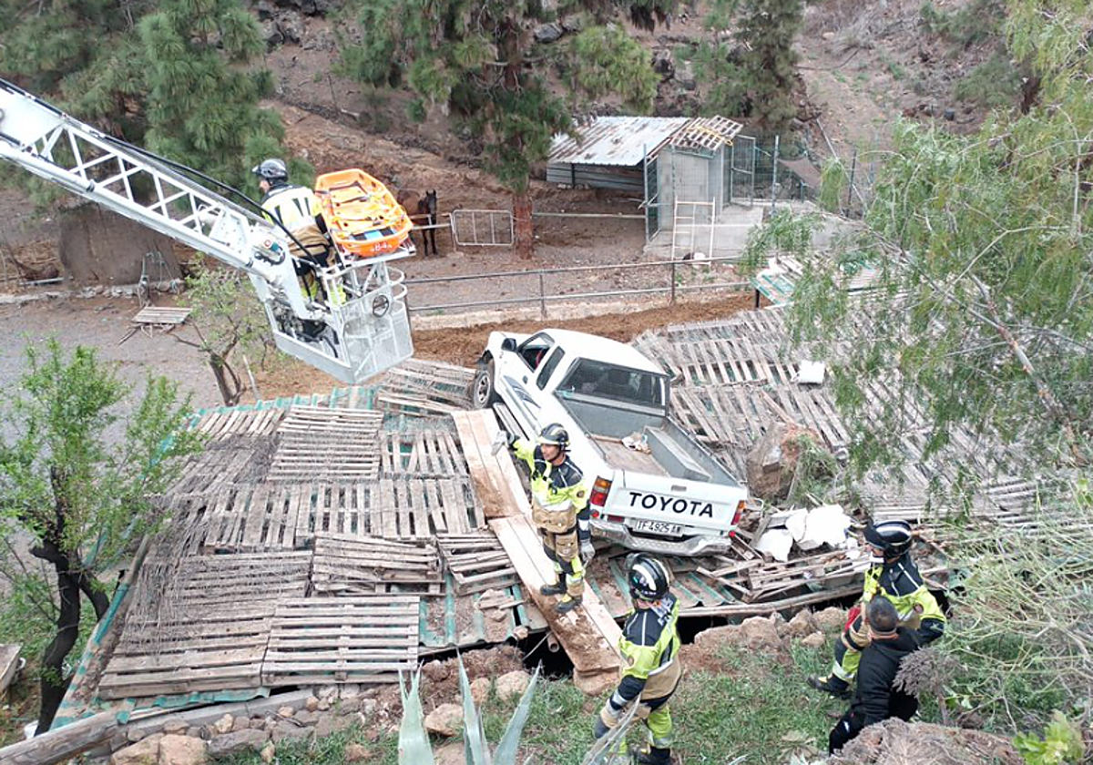 El vehículo se salió de la carretera y cayó sobre una finca