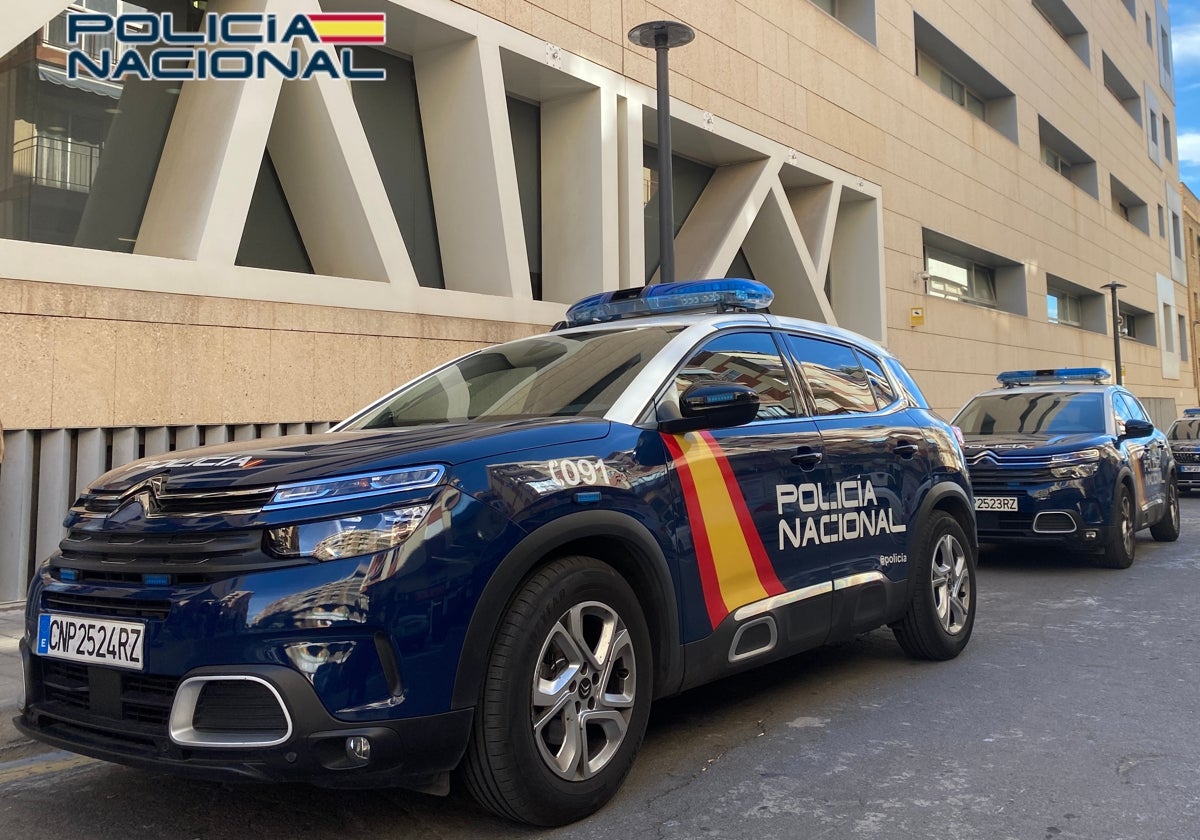 Coches patrulla en la Comisaría Provincial de Alicante