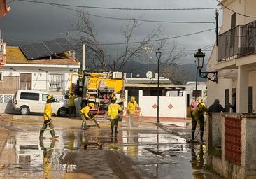 Un retén del Infoca limpiando las calles en la barriada de Doña Ana en Cártama