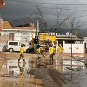 Un retén del Infoca limpiando las calles en la barriada de Doña Ana en Cártama