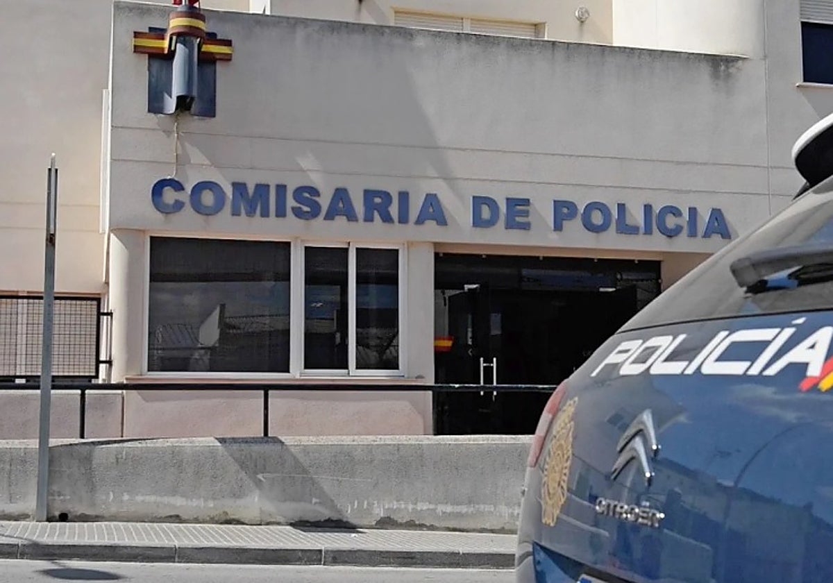Un vehículo de la Policía en la comisaría de Lucena