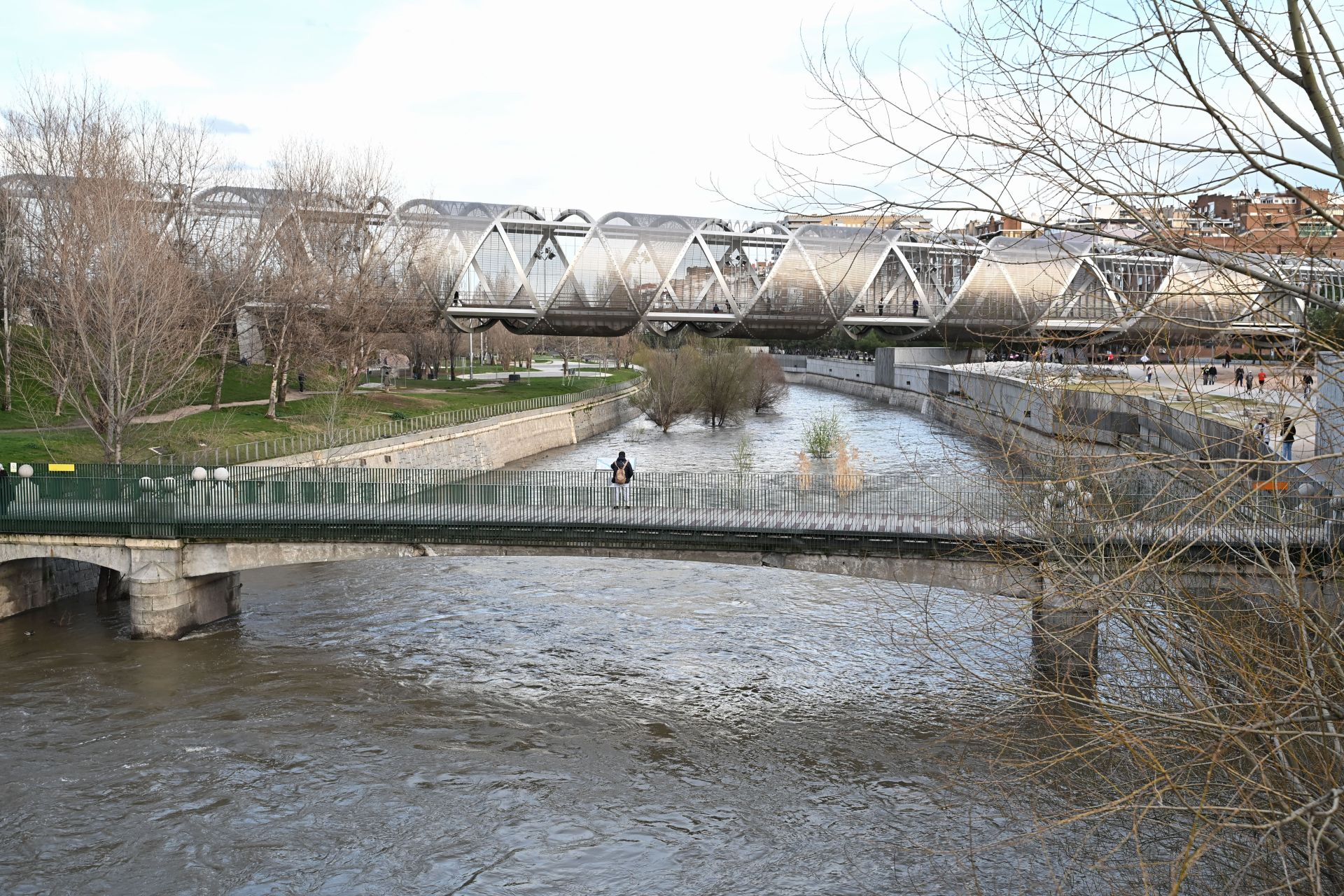 Varias personas pasean este miércoles por Madrid Río