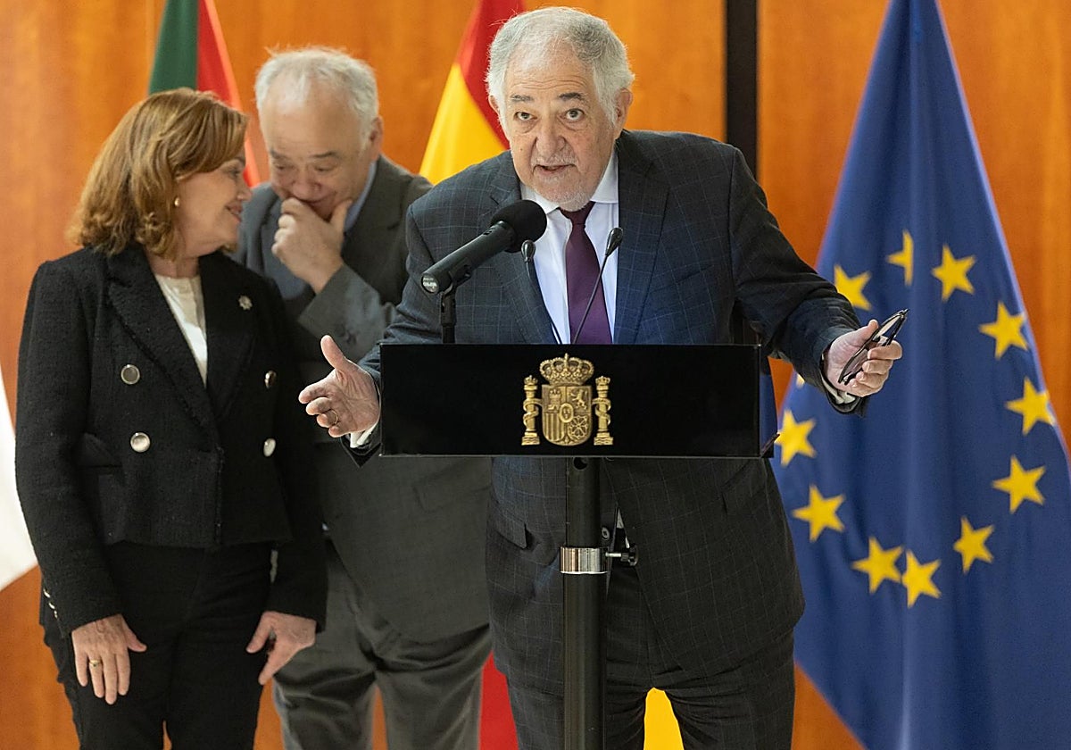 La magistrada del Constitucional Inmaculada Montalbán; el magistrado Ramón Sáez; y el presidente del Constitucional, Cándido Conde-Pumpido