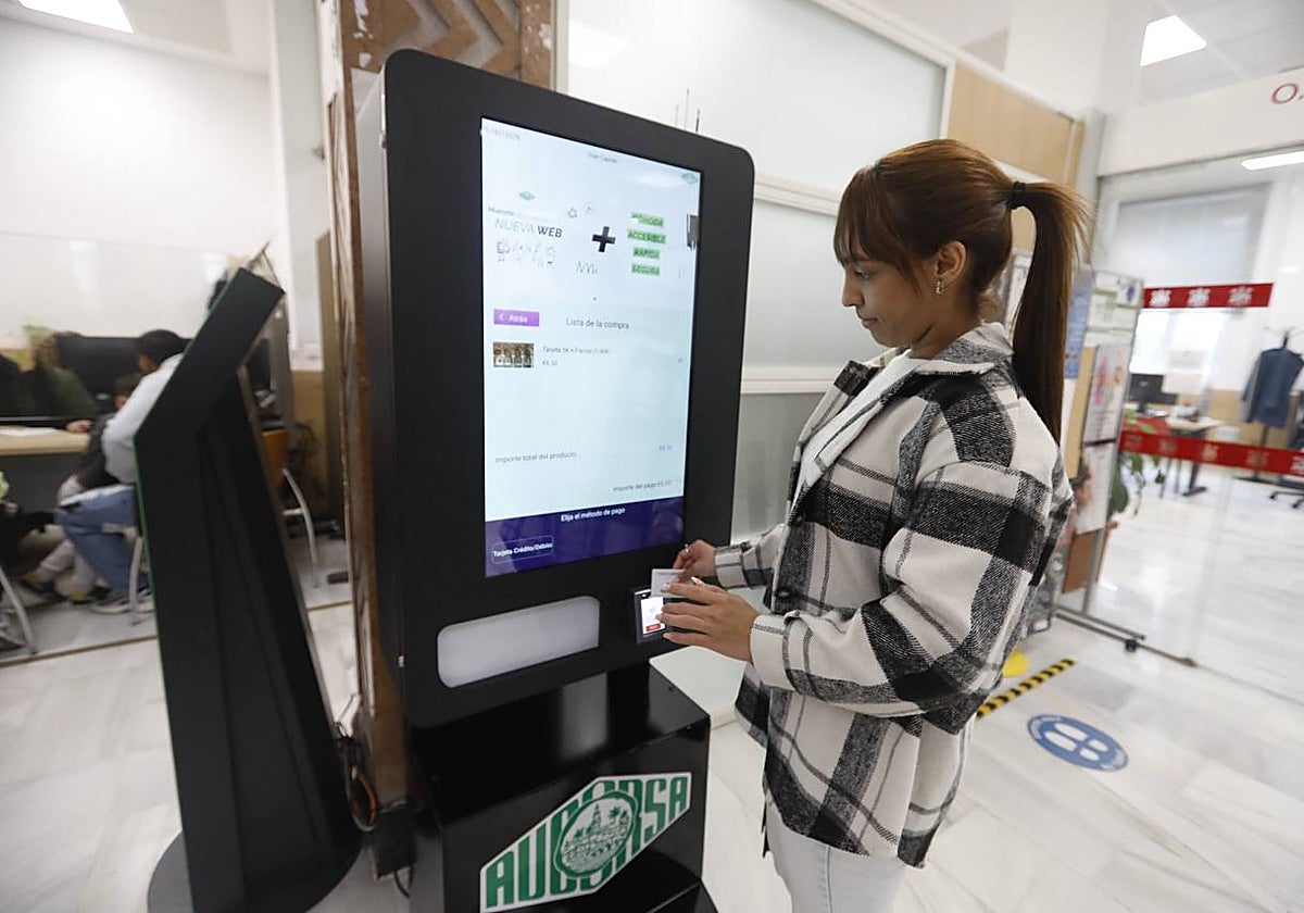 Una mujer se dispone a recargar su tarjeta en una de las máquinas