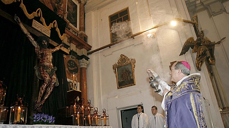 Juan José Asenjo, ante el Cristo de la Universidad, el día de su bendición en 2010