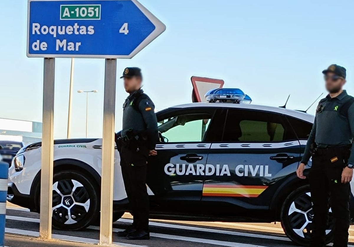 Imagen de archivo de un operativo de Guardia Civil en Roquetas de Mar