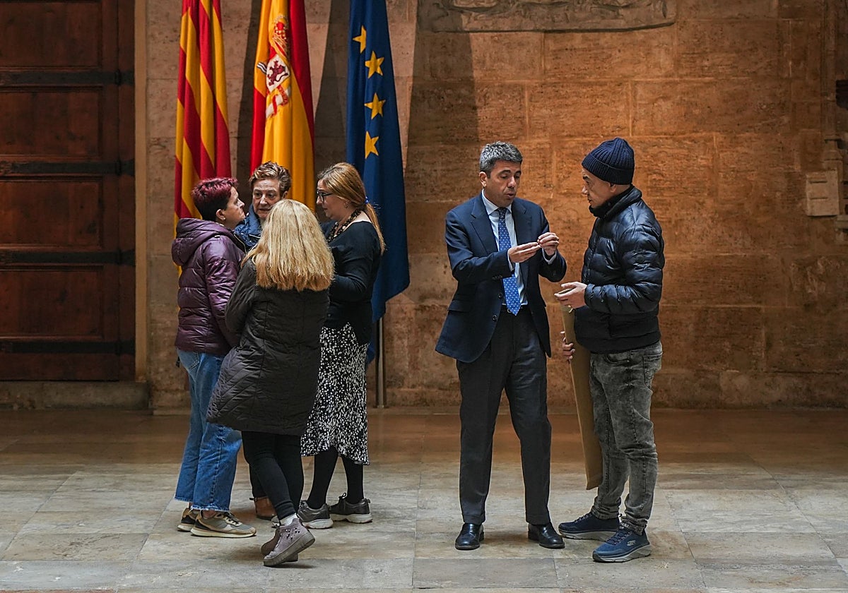 Imagen del presidente de la Generalitat Valenciana, Carlos Mazón, este jueves con afectados por la dana en el Palau