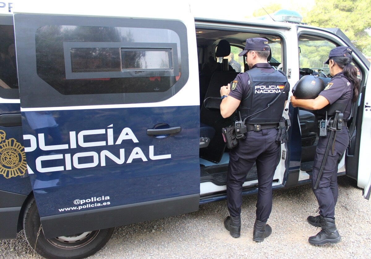 Imagen de un par de agentes de la Policía Nacional