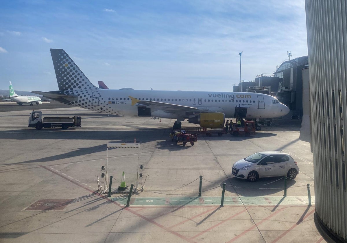 Aviones en pista en el aeropuerto de Alicante-Elche