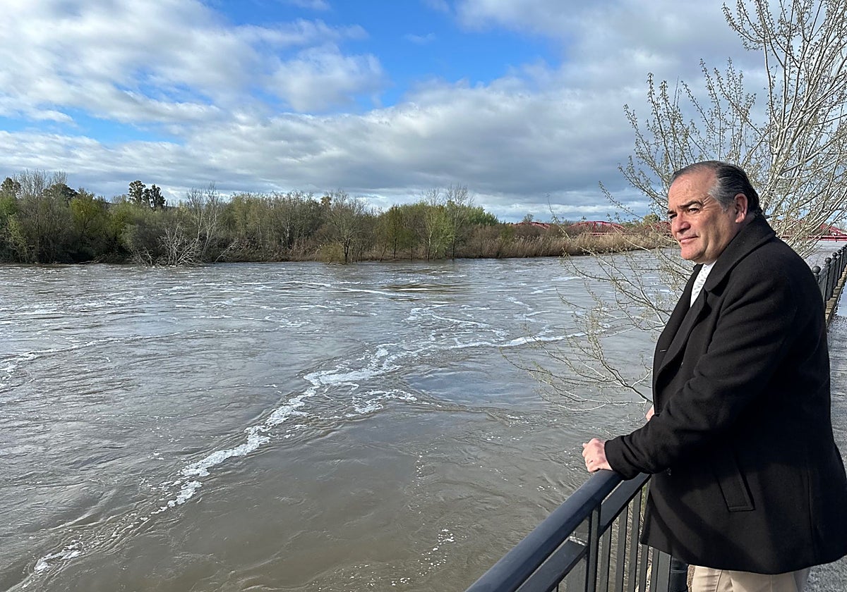 José Julián Gregorio, alcalde de Talavera, observa la situación del cauce del Tajo a su paso por Talavera