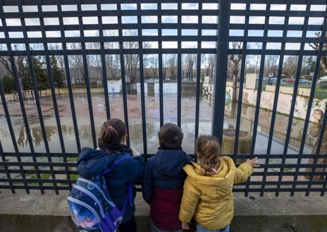 Imagen secundaria 1 - Zonas anegadas al sur de la capital abulense por el desbordamiento del río Adaja