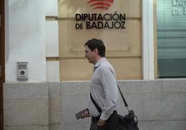 La Audiencia de Badajoz avala que la juez investigue la contratación del asesor que llamaba «hermanito» a David Sánchez