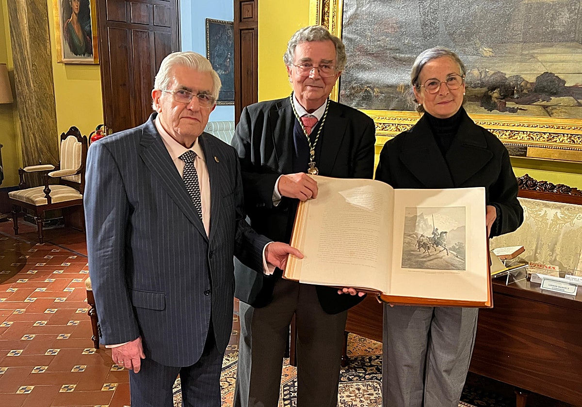 Familiares de Manuel González Aguilar con el director de la Real Academia (centro), Bartolomé Valle