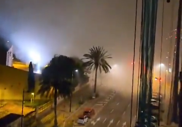 Un petardo gigante deja un herido, cristales rotos y un socavón en Valencia