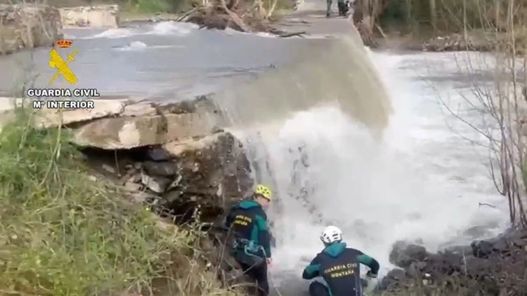 Tercer día de búsqueda del motorista arrastrado por el río Genal en Málaga