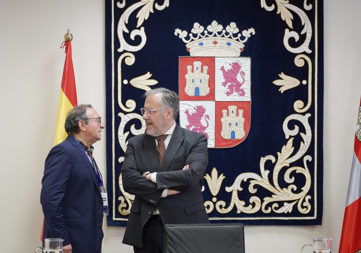 El alcalde de Villalar, ayer, con el presidente de las Cortes