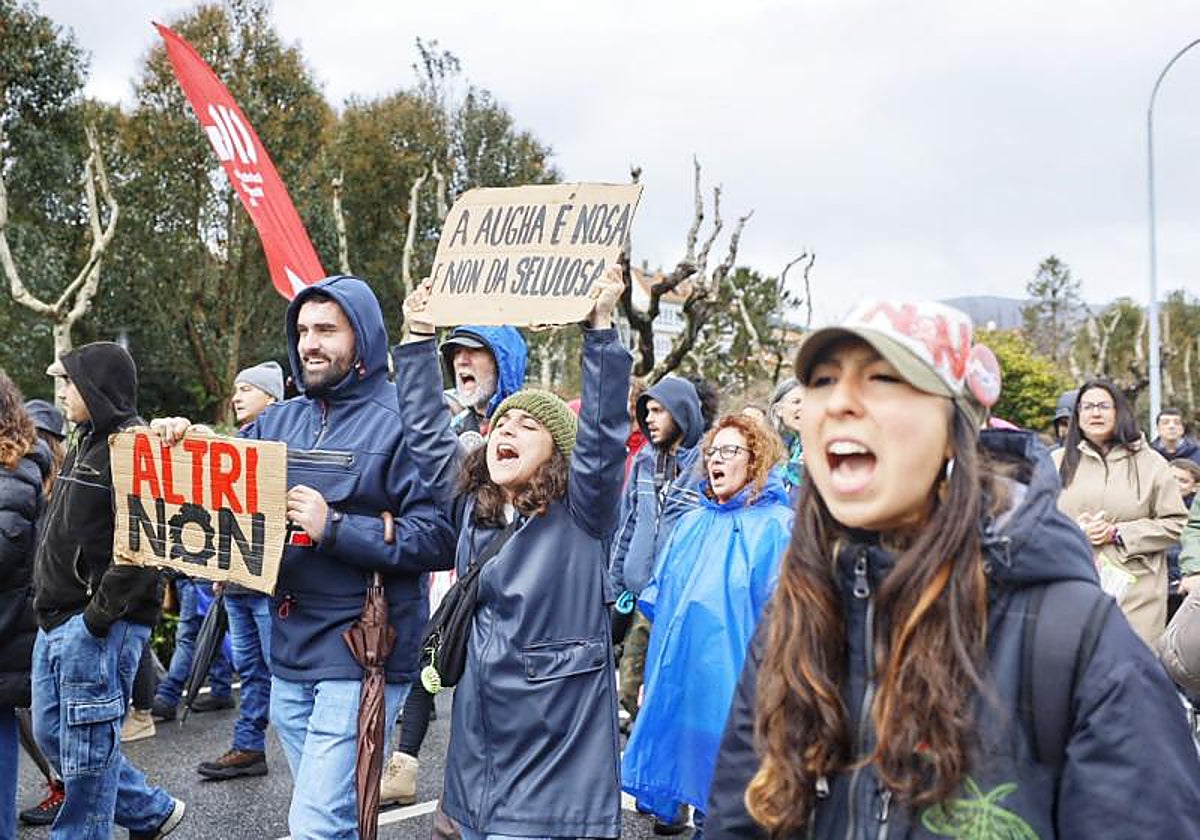 Manifestación en A Pobra (La Coruña) contra Altri y la mina de Touro-O Pino