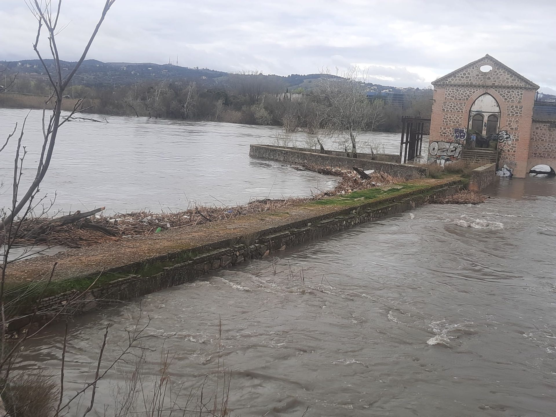 Zona de Río Chico; los ojos del puente prácticamente anagados