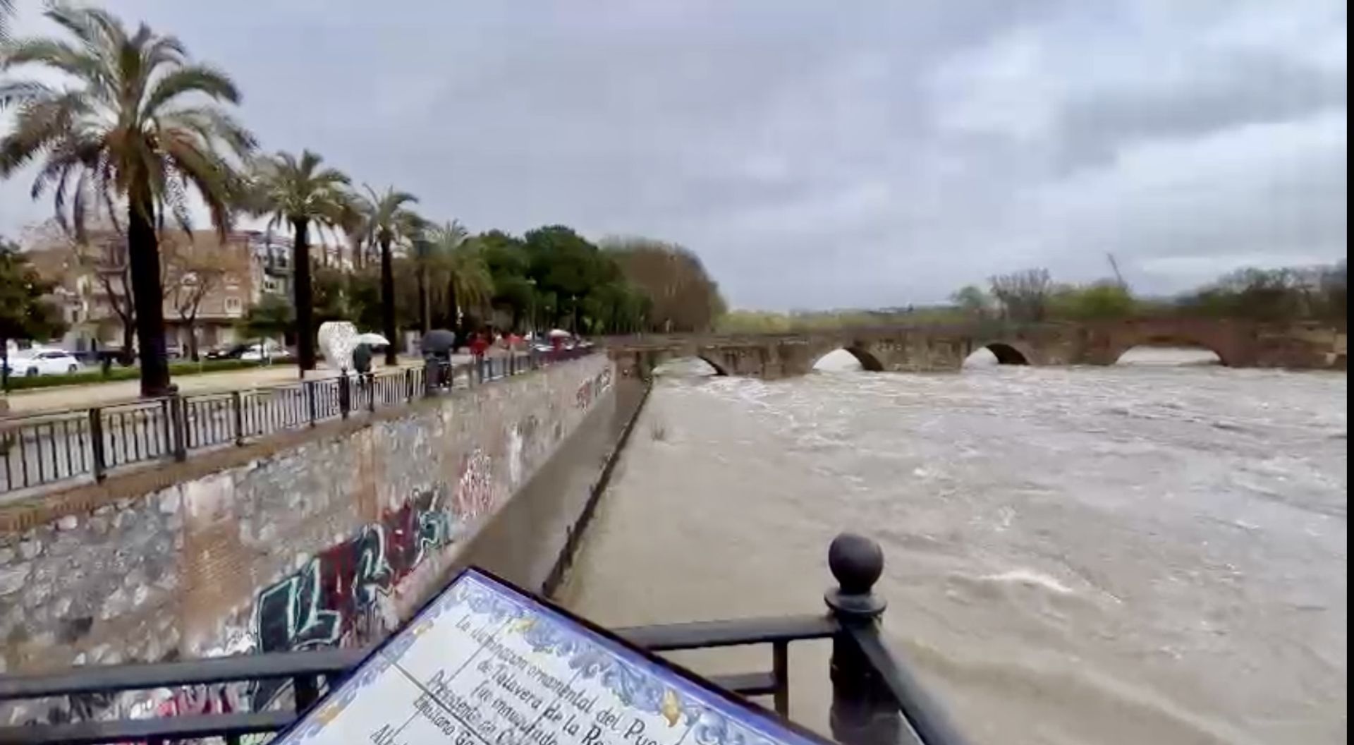 Aguas turbulentas por Talavera, en la zona del puente romano