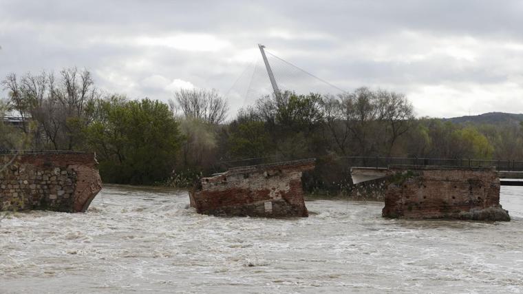 Parte del puente romano derribado por la crecida del río Tajo