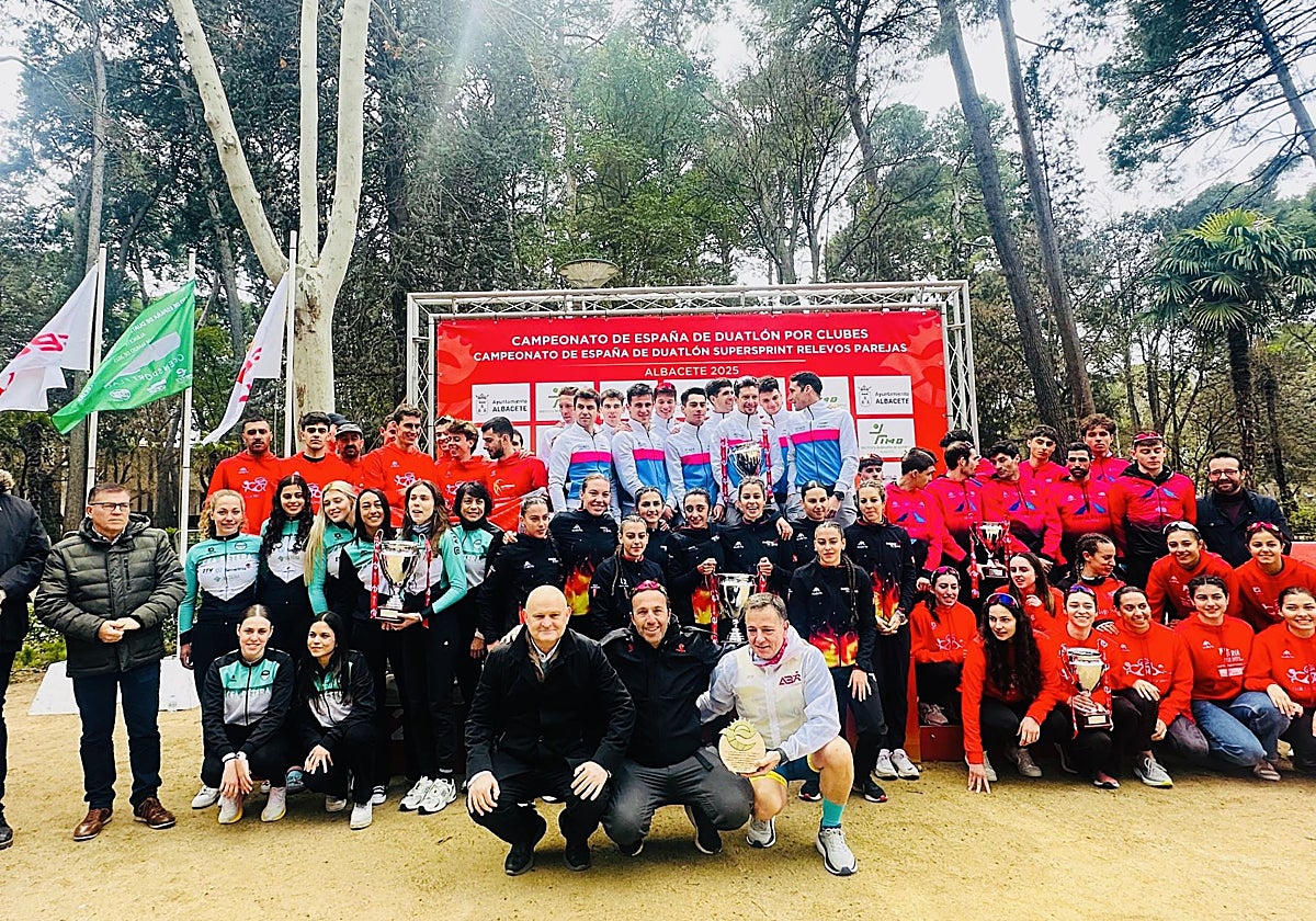 El alcalde de Albacete junto a algunos de los participantes en este campeonato