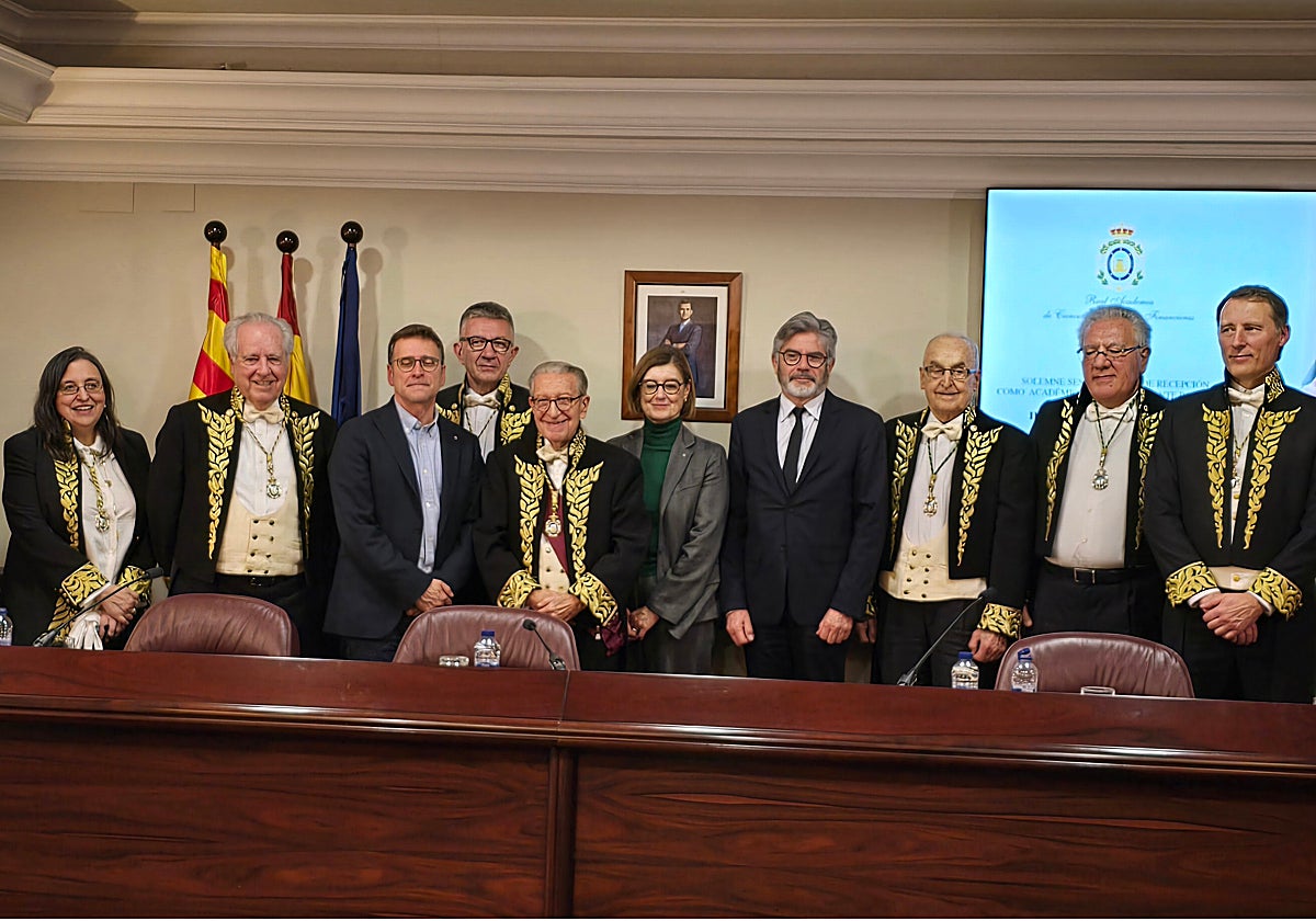 El presidente de la RACEF, Jaime Gil Aluja, en el centro de la imagen flanqueado por las autoridades y otros académicos asistentes al acto de ingreso de Carlo Morabito, segundo por la derecha