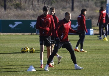 Los jugadores blanquiverdes se ejercitan durante un entrenamiento en la Ciudad Deportiva