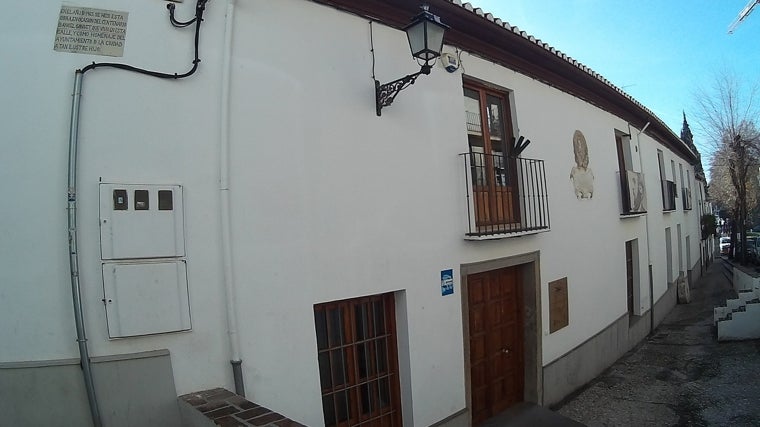 Fachada de la casa donde vivió Ganivet