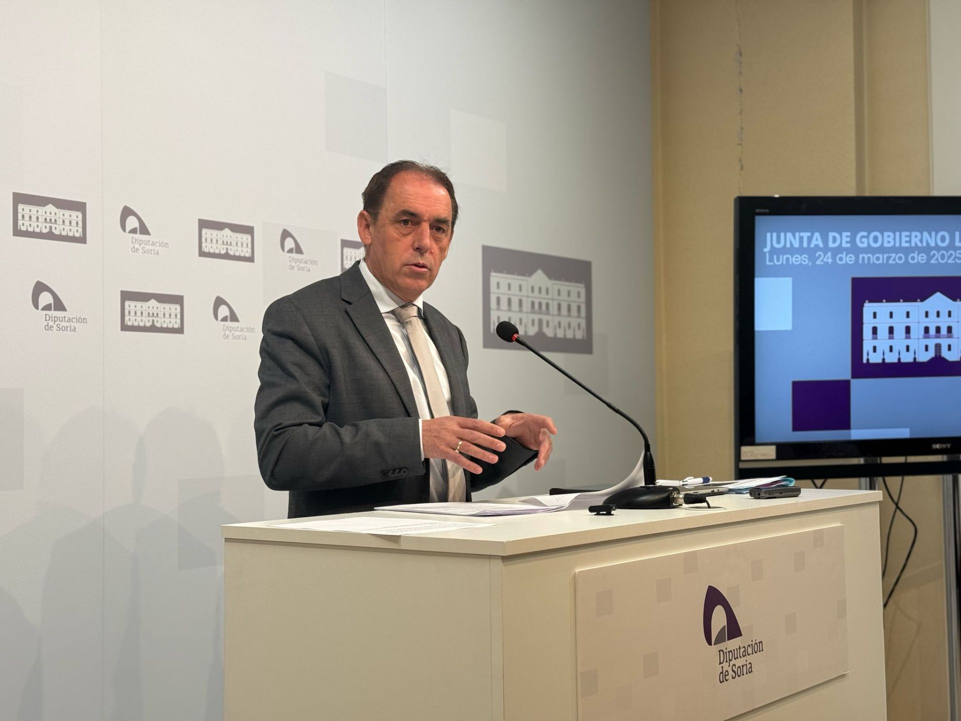 El presidente de la Diputación de Soria, Benito Serrano, durante la rueda de prensa
