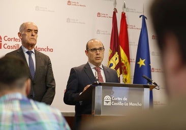 El presidente de las Cortes de Castilla-La Mancha, Pablo Bellido, durante su intervención. Al fondo, el director de la Real Fundación de Toledo, Jesús Carrobles