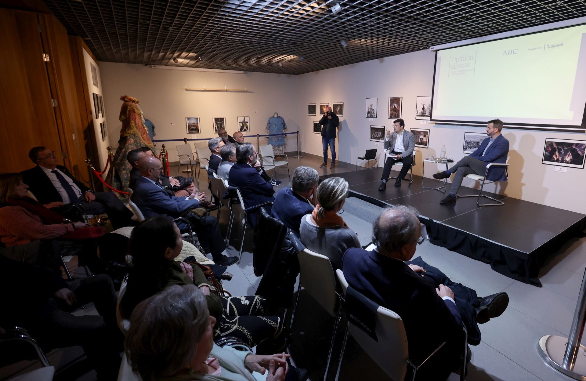 La charla de Juan Fernández-Miranda en Córdoba sobre la Transición, en imágenes