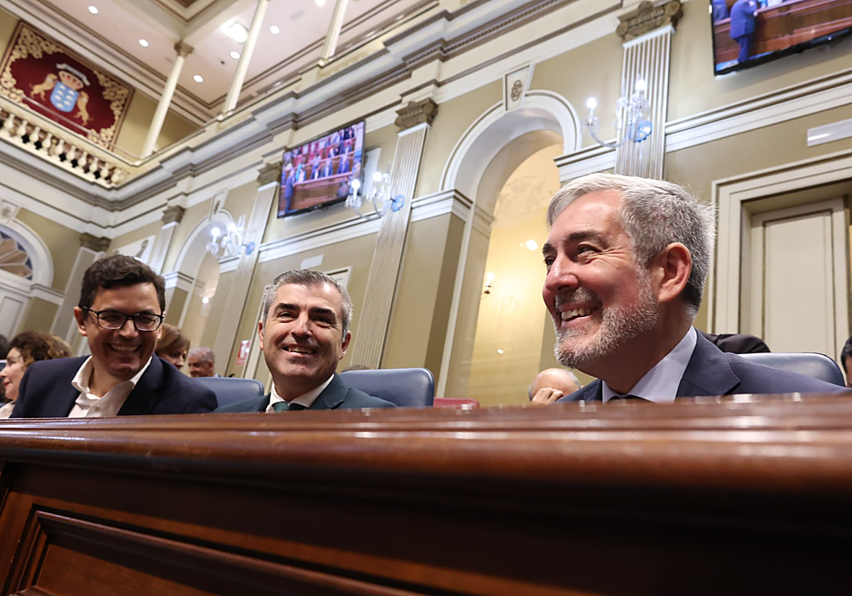 Fernando Clavijo (CC) a la derecha, Manuel Domínguez (PP) y Pablo Rodríguez (CC) durante la sesión de hoy del Parlamento de Canarias