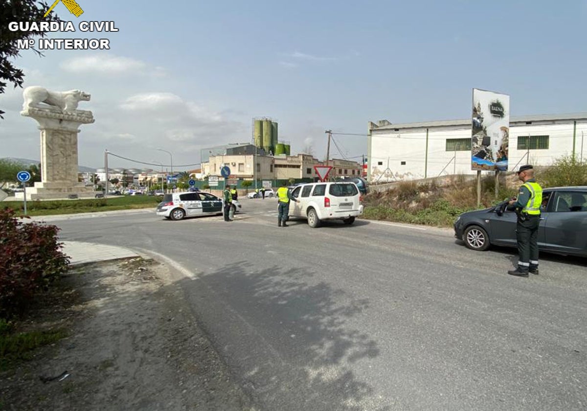 Control de la Guardia Civil en uno de los accesos a Baena
