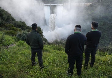 La presa de Casasola en Málaga desaguando por el aliviadero