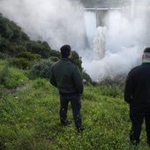 La presa de Casasola en Málaga desaguando por el aliviadero