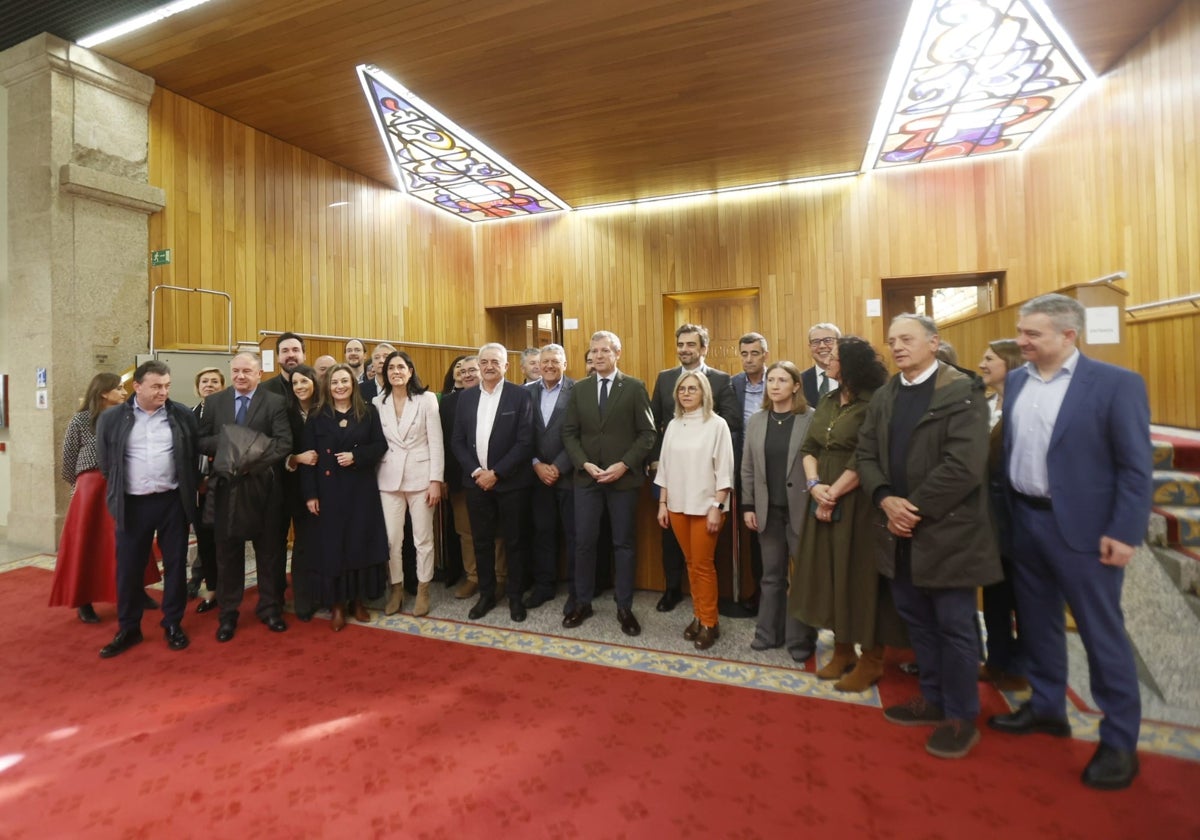 Alfonso Rueda en el Parlamento este miércoles junto a los alcaldes populares que muestran su apoyo a la planta