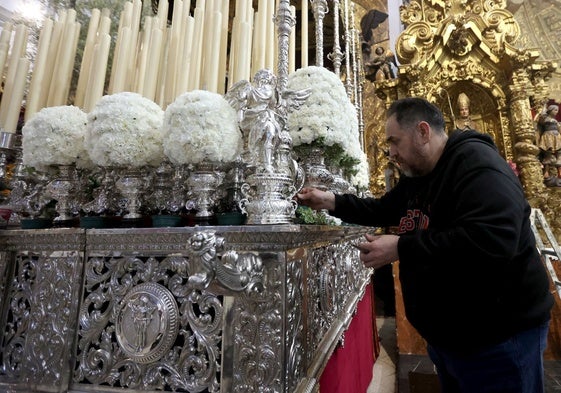 Rafael Barón prepara el exorno del palio de la Candelera para la Semana Santa de 2024
