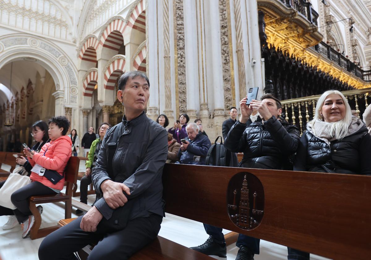 Turistas contemplando la Mezquita-Catedral de Córdoba