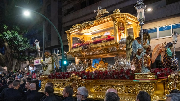 Santísimo Cristo Yacente durante su trayecto por el Paseo de Almería