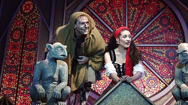 Escena de la obra en la que aparecen Quasimodo y la joven Esmeralda