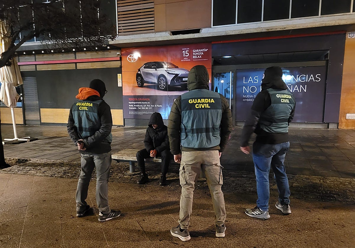 Agentes de la Guardia Civil custodian al hombre detenido por yihadista en Granada