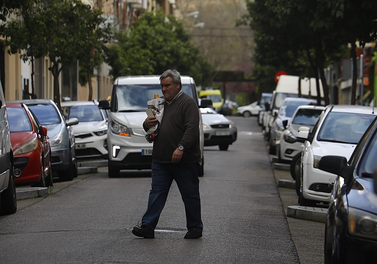 Un hombre cruza una calle en Ciudad Jardín