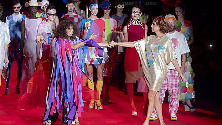 La diseñadora Ágatha Ruiz de la Prada es una de la diseñadoras que colabora conDark Femenine Energy